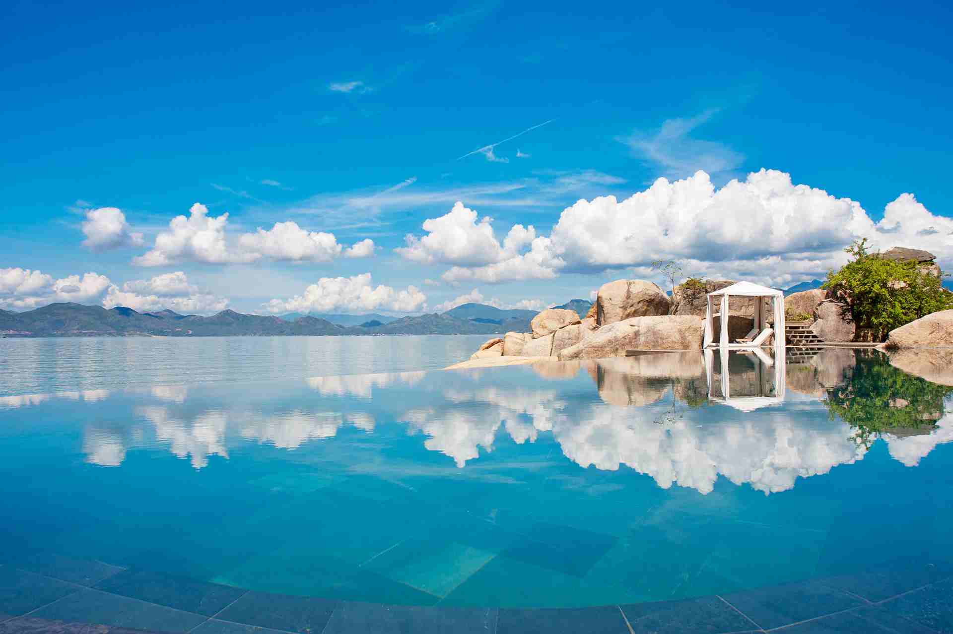 Hồ bơi giữa thiên nhiên tại L’Alya Ninh Van Bay